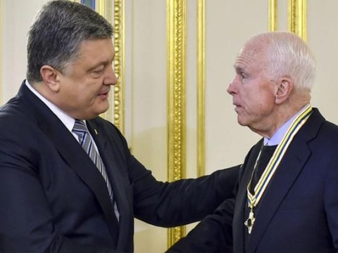 Порошенко на прощанні з Маккейном назвав його героєм України