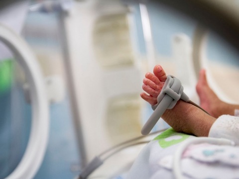 В Японії виписали з лікарні найменше немовля в історії