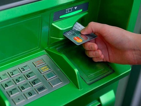 У ніч на 13 січня «ПриватБанк» призупинить операції з картками