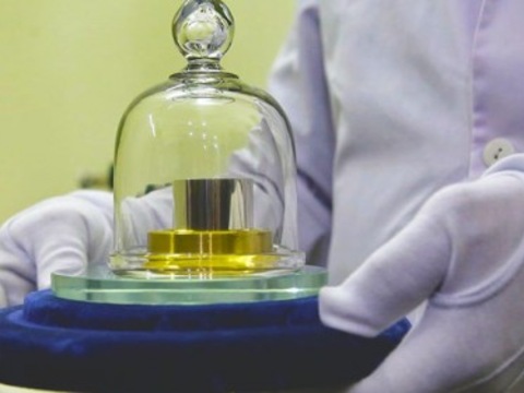 Вчені змінили еталон кілограма