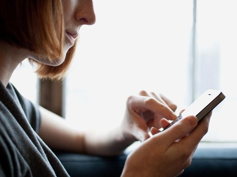 Впливає на роботу мозку: названа головна небезпека смартфонів