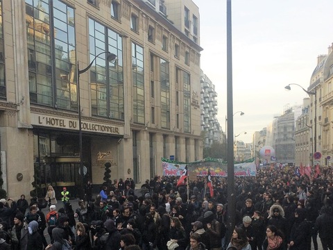 «Марш на Єлисейський палац» привів до погромів в Парижі