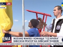 Руфер Mustang і журналіст «112 Україна» встановили державний прапор на київській телевежі