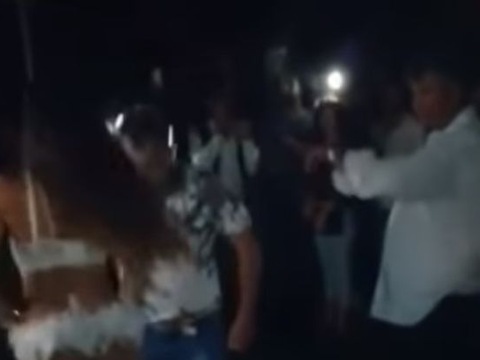 Чоловік вирішив розслабитися з танцівницею, але дружина була проти