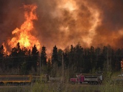 Масштабні пожежі відрізали канадське місто від зовнішнього світу