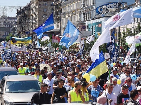 Хода на захист прав дітей і сімей у Києві — фото