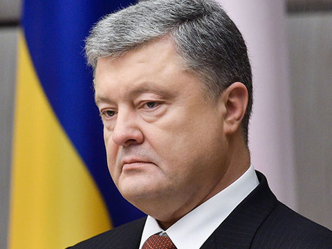 Український паспорт — один з найкращих і не повинен діставатися абикому — Порошенко