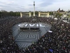 У Будапешті 10-тисячний натовп вийшов на акцію протесту