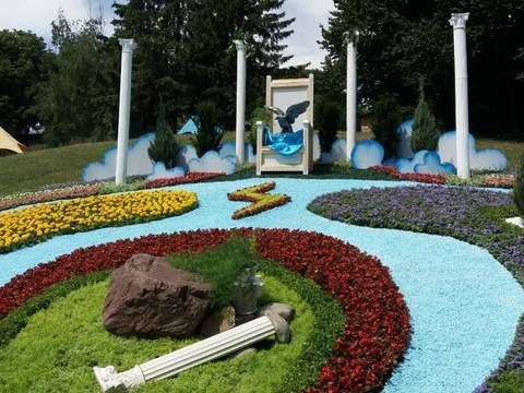 На Співочому полі відкрилася виставка квітів