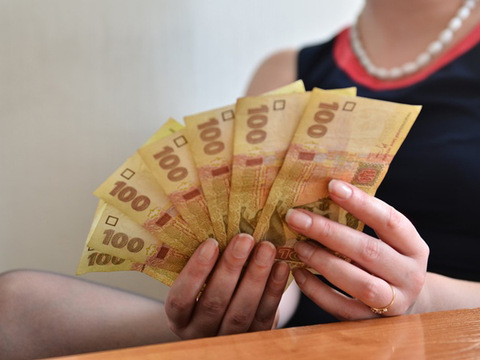 Українці викидають гроші на вітер — експерт
