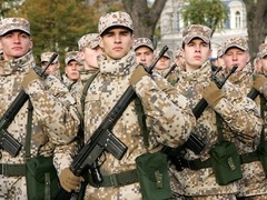Близько 60 % громадян Латвії готові стати на захист країни від агресії