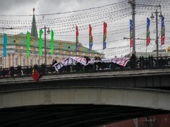 У Москві та Петербурзі вивісили антипутінські плакати