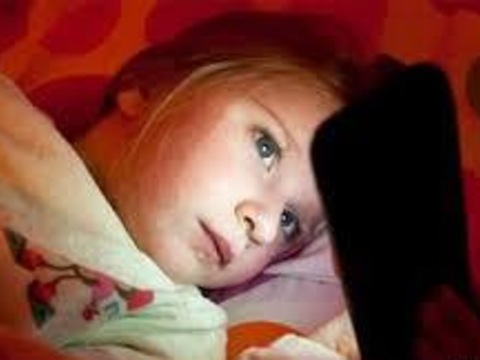 Вчені розповіли, чим небезпечний сон не в темряві