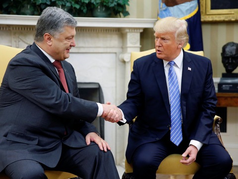 Порошенко привітав рішення Трампа продовжити санкції проти Росії