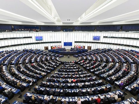 Євродепутати запитали ЄК про відсутність Росії у списку країн відмивання грошей