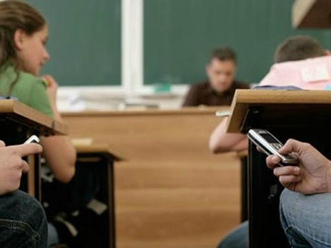Підліткам заборонять користуватися телефонами в школі