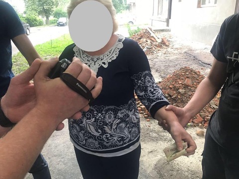 Прокуратурою Київської області викрито на хабарництві спеціалістку Держгеокадастру
