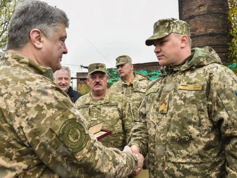 Порошенко вшанував українських воїнів в Авдіївці