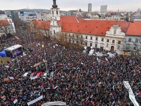 У Словаччині десятки тисяч людей вийшли на антиурядові протести