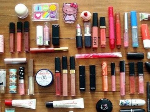 Чим небезпечна стара косметика: розповідають лікарі