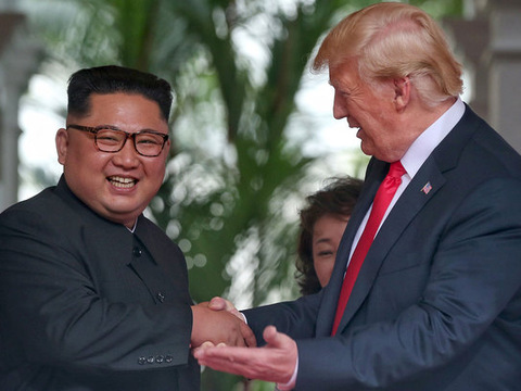 Трамп і Кім Чен Ин поспілкуються віч-на-віч на саміті у В’єтнамі — ЗМІ