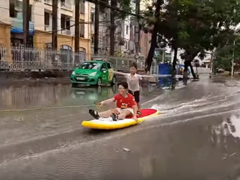 Затоплена вулиця стала для дітей чудовою розвагою