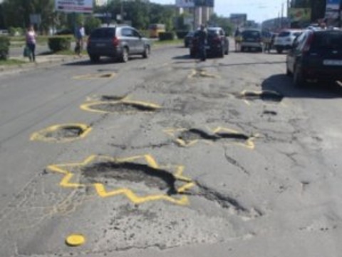 Українські дороги зношені на 95 %: хто відповідальний за вирішення проблеми?