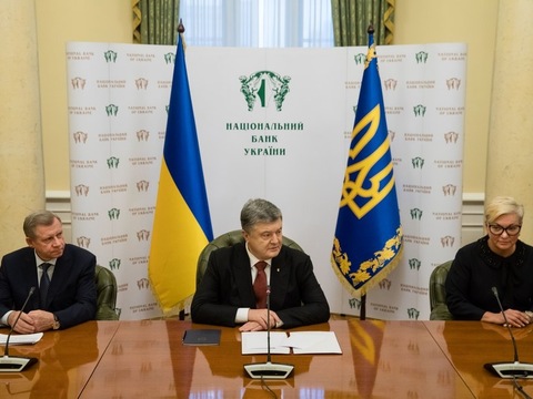Порошенко подякував Гонтаревій та привітав Смолія із призначенням на посаду глави НБУ