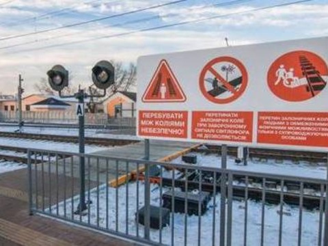 У Києві встановили унікальні дорожні знаки: зніми навушники та злізь з велосипеда
