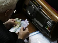 Нардепам майже утричі зменшили заробітну плату