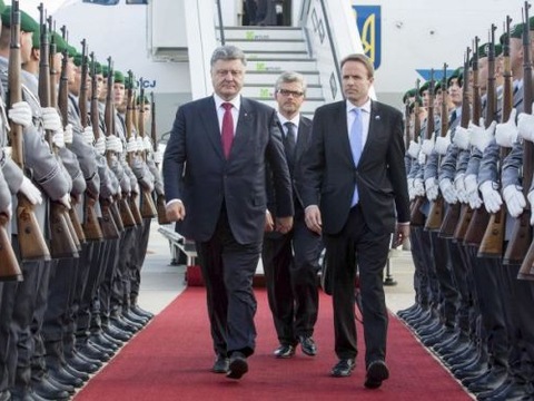 Порошенко прибув в гості до Меркель, вперше після виборів у Німеччині