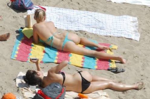 patsani-devke-neozhidanno-snyali-trusiki-pri-vseh-na-plyazhe