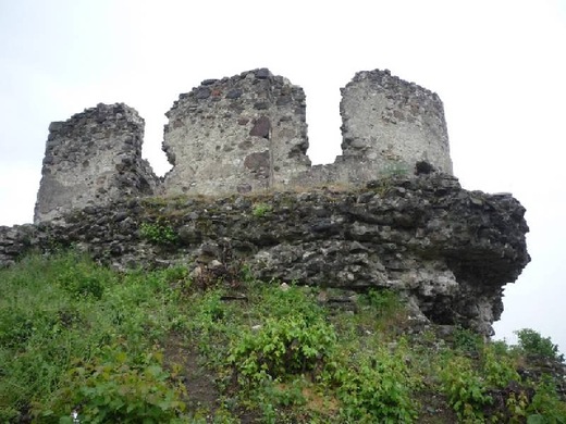 Фрагменти Виноградівського замоку