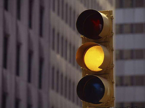 В Україні поки не будуть забороняти жовтий сигнал світлофорів
