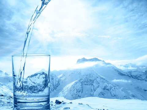 Медики озвучили п’ять причин пити багато води