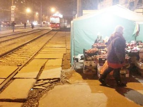 Базар біля трамваїв: хто покриває стихійну торгівлю на Борщагівці
