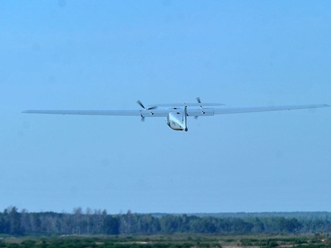 Українські військові випробували БПЛА, здатний добу перебувати в повітрі