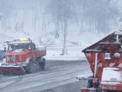 Перший сніг у Києві: на дорогах працюють 187 машин для прибирання — «Київавтодор»