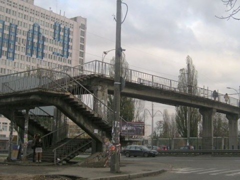У Києві закривають на ремонт аварійний пішохідний міст