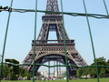 У Парижі закриють Ейфелеву вежу