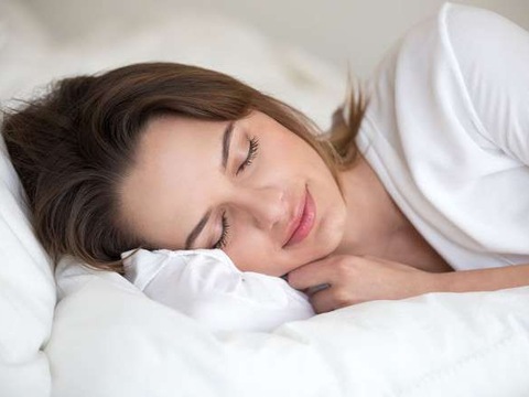 Вчені визначили, чому одні люди можуть спати менше інших